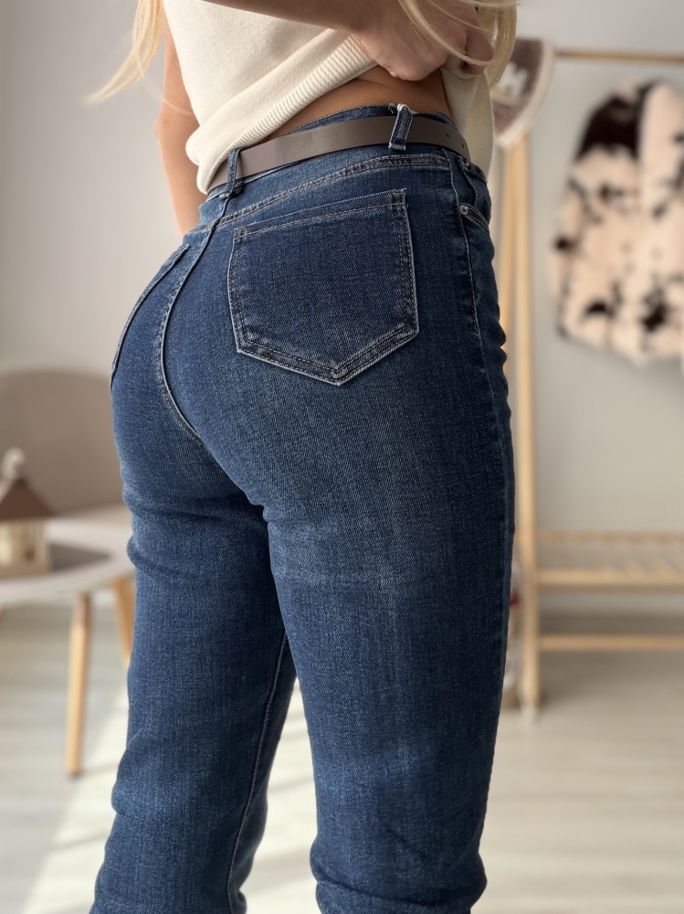 Дънки по тялото с кафяв колан