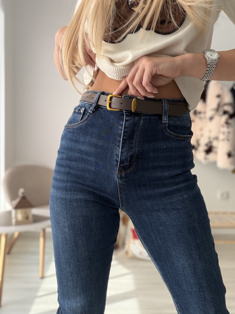 Дънки по тялото с кафяв колан