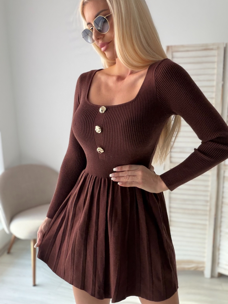 Кафява рокля плетиво със златни копчета 