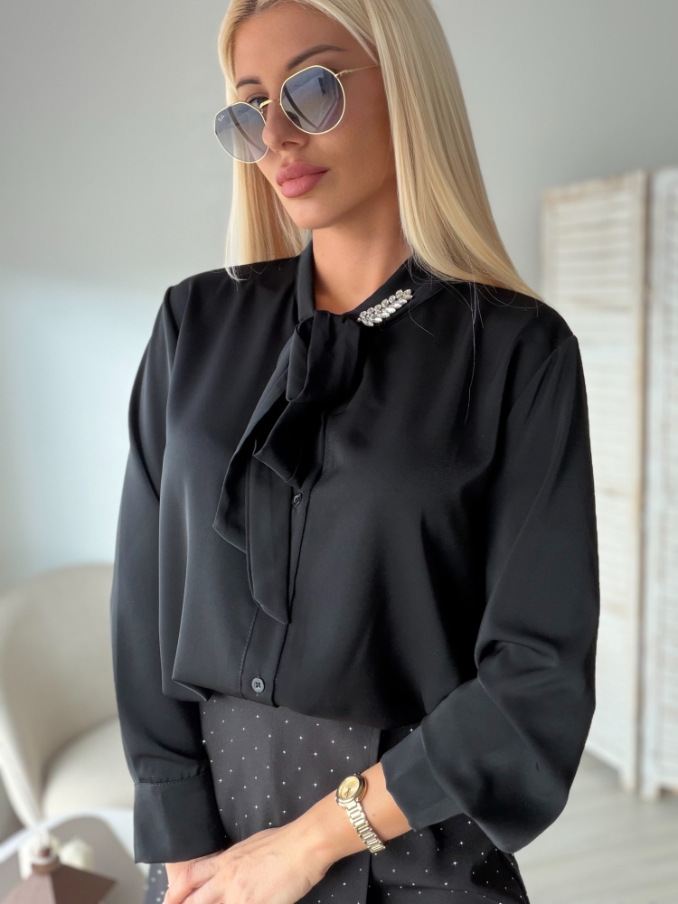 Черна риза с камъни