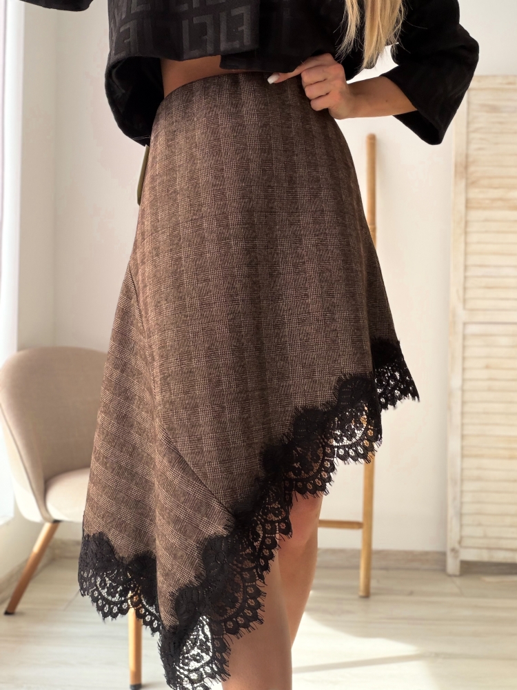 Карирана пола с дантела