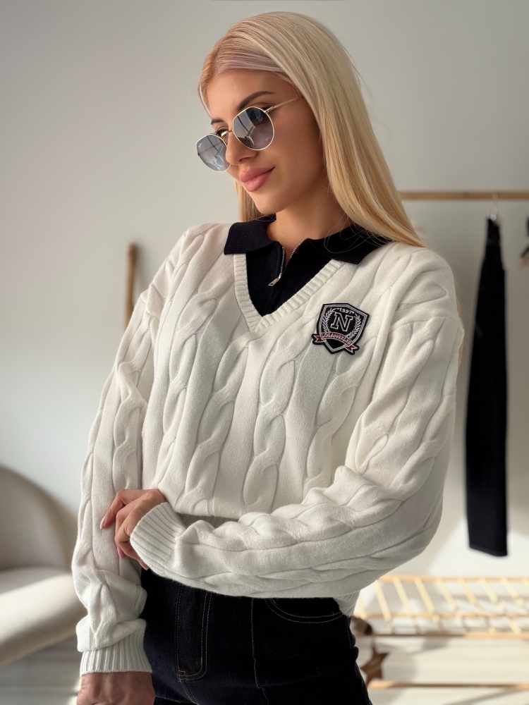 Бял пуловер значка
