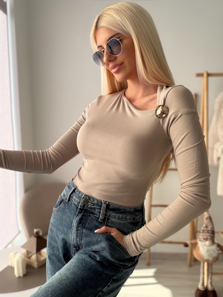 Бежова блуза с брошка