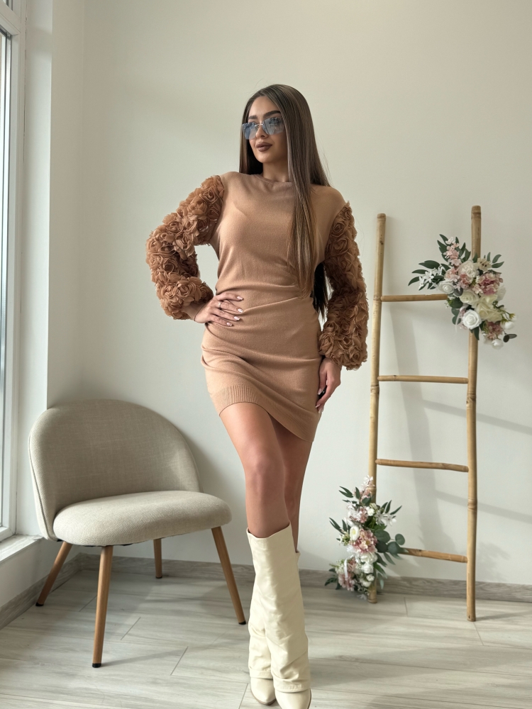 Кафява рокля с цветя на ръкава