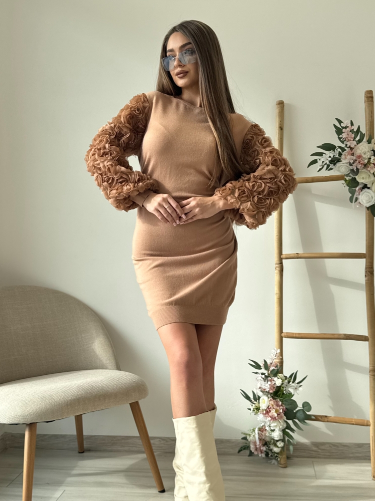 Кафява рокля с цветя на ръкава