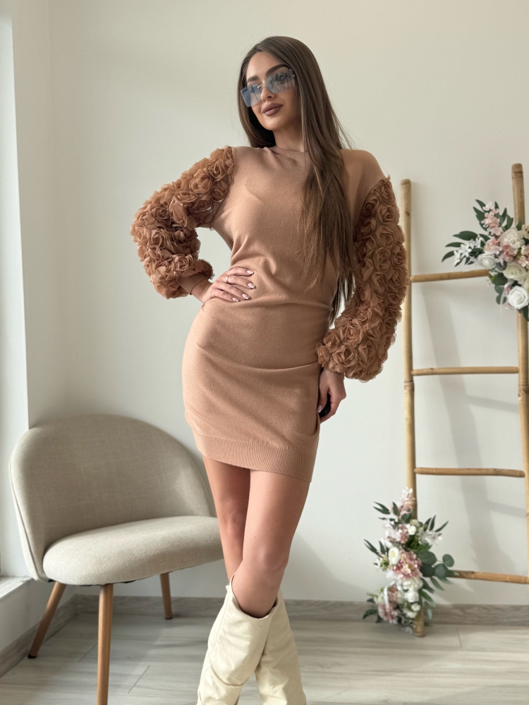 Кафява рокля с цветя на ръкава
