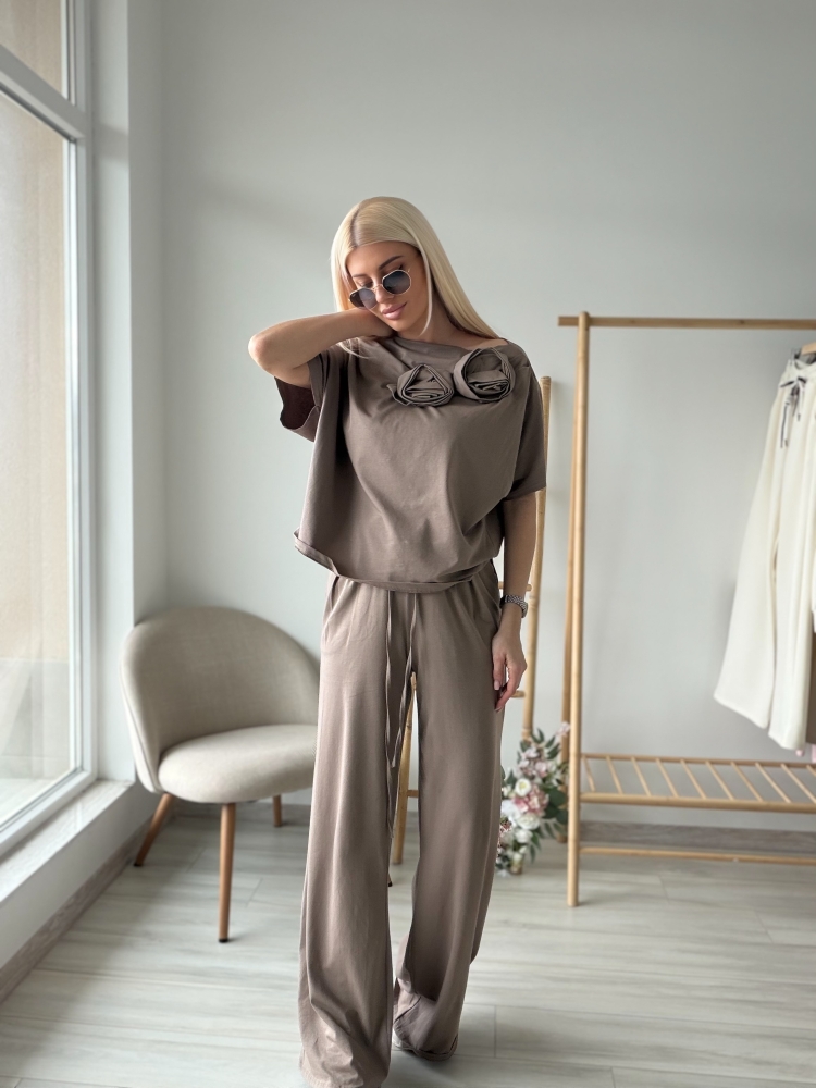 Бежов комплект с роза