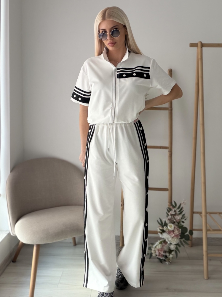 Бял спортен комплект с копчета