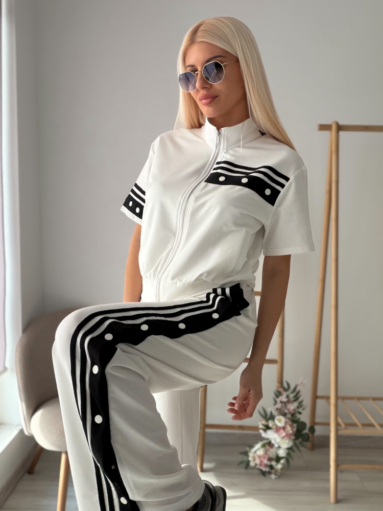 Бял спортен комплект с копчета