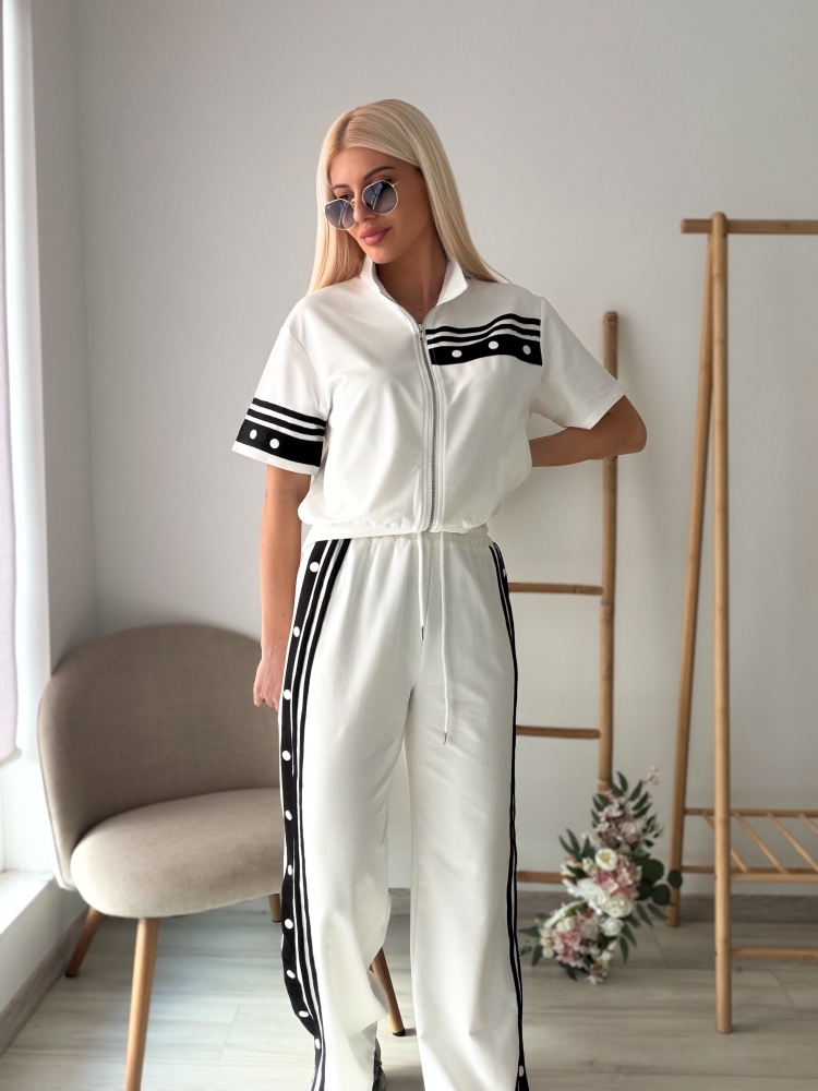 Бял спортен комплект с копчета