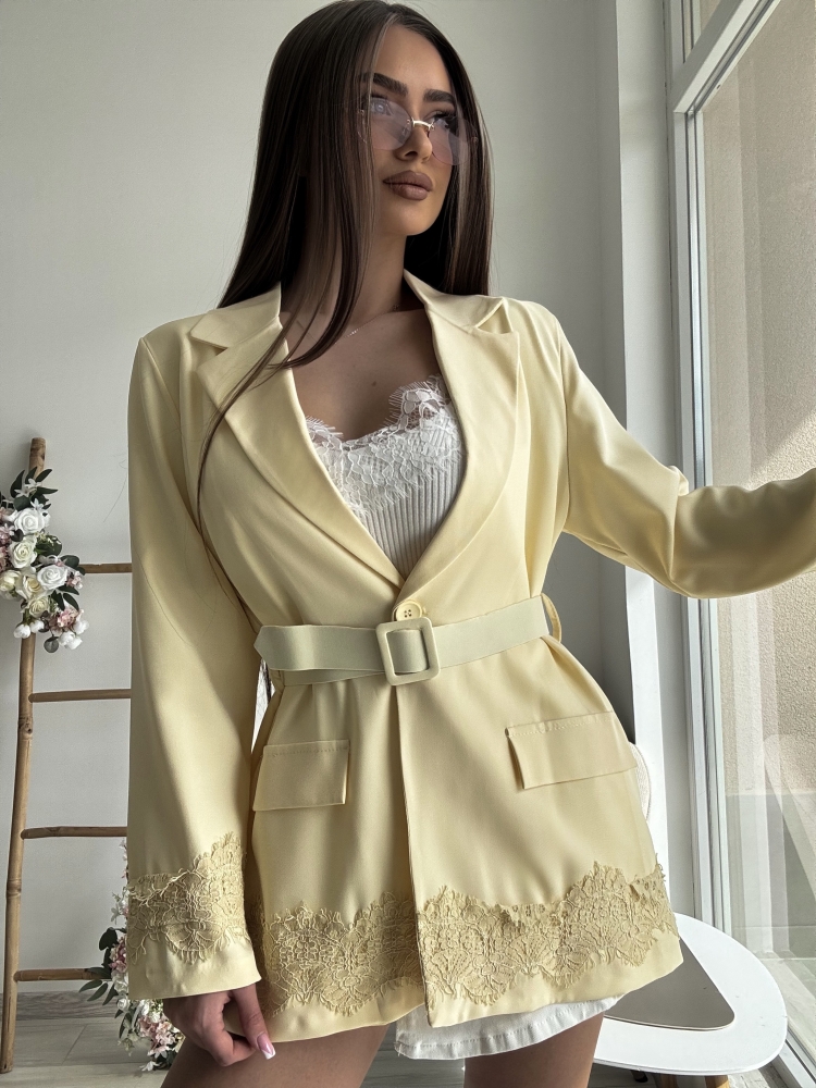 Жълто сако с дантела
