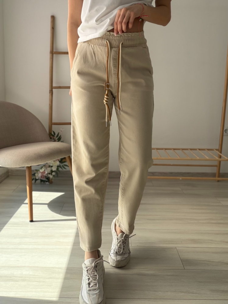 Бежови дънки със сърце