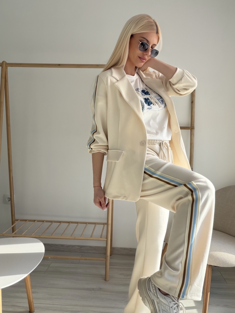 Бежов комлект с блейзър и ленти