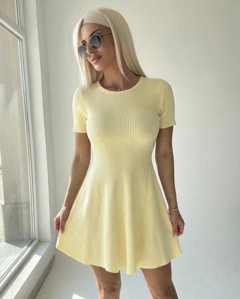 Жълта пролетна рокля с ръкав