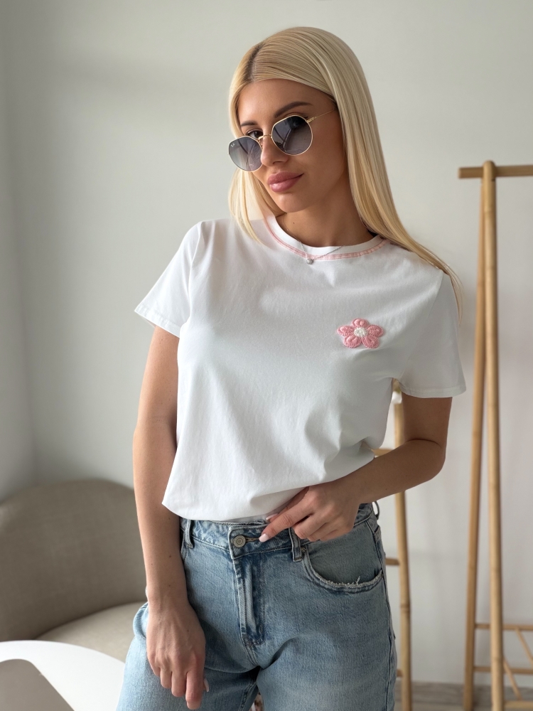 Бяла тениска с бродирано розово цвете