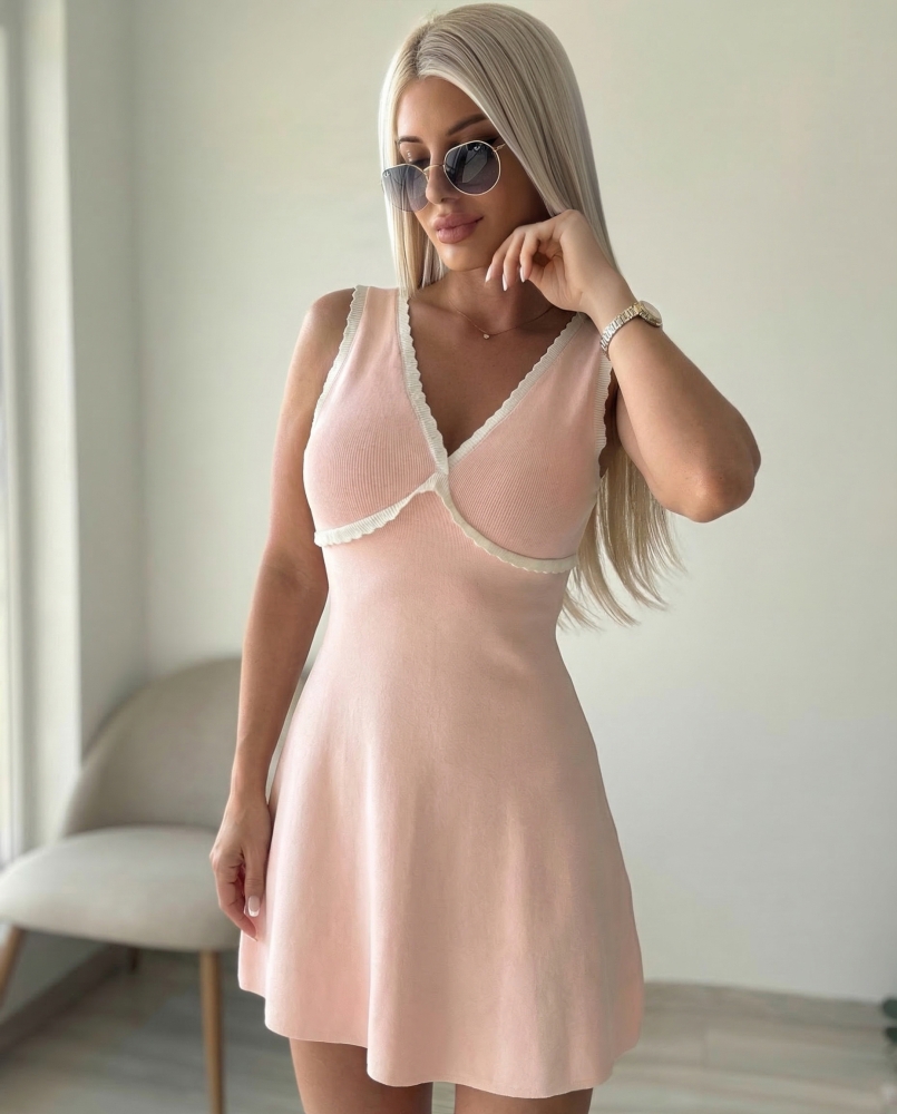 Розова пролетна рокля с деколте