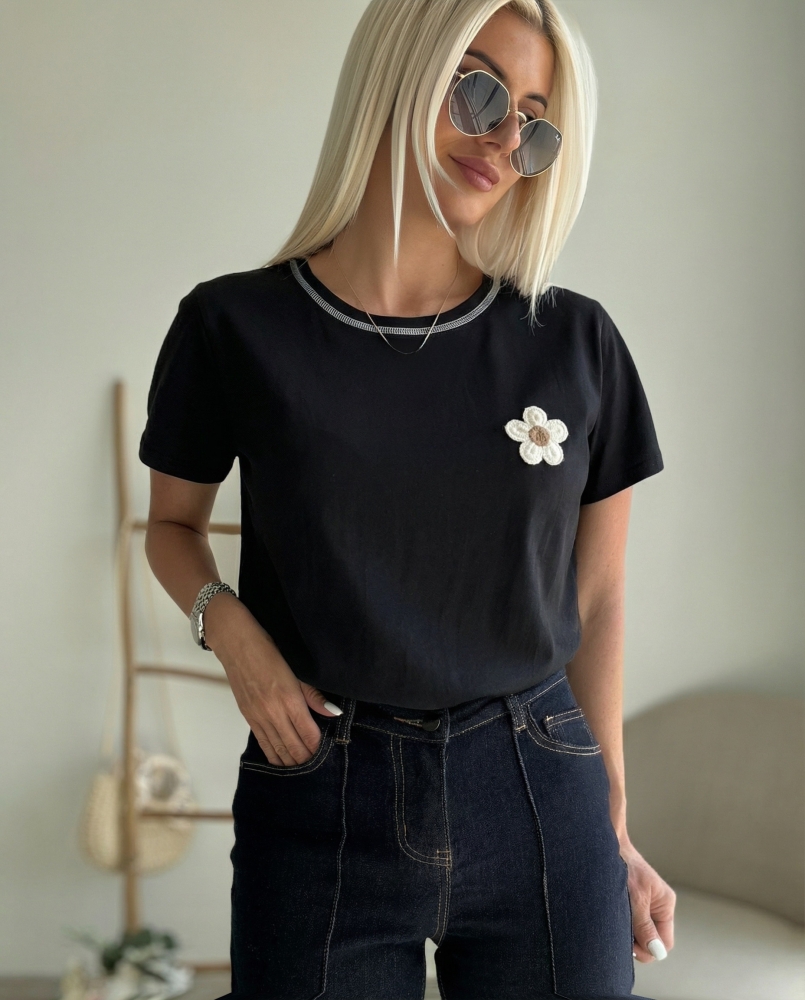 Черна тениска с бежово цвете