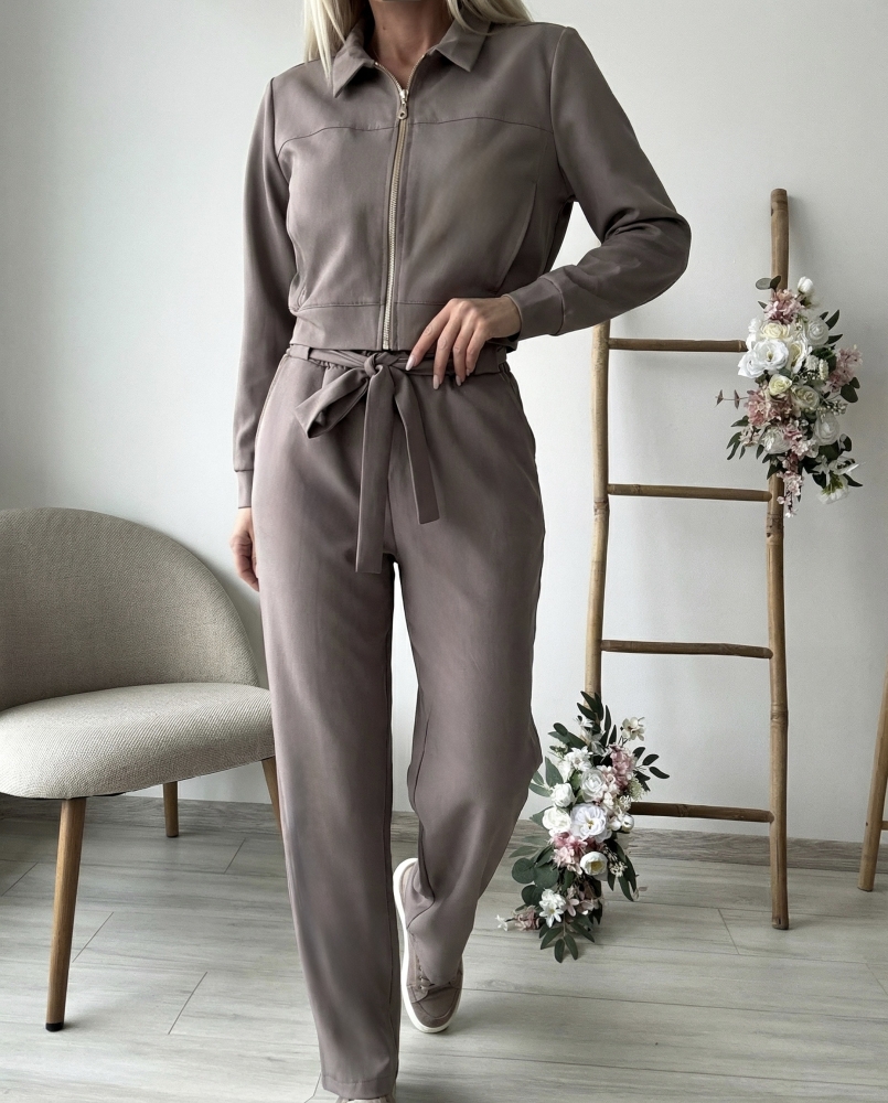 Сатениран комплект от яке и панталон