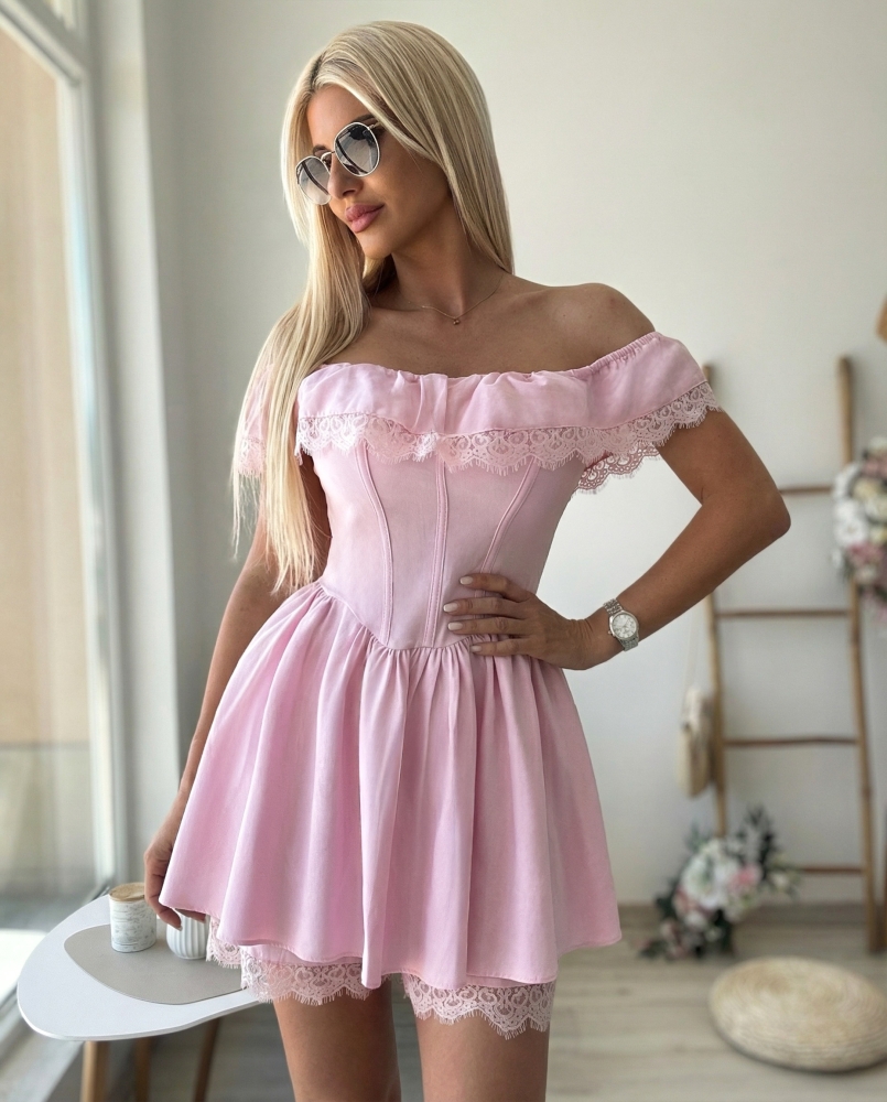 Розова рокля с лодка деколте и панталонки