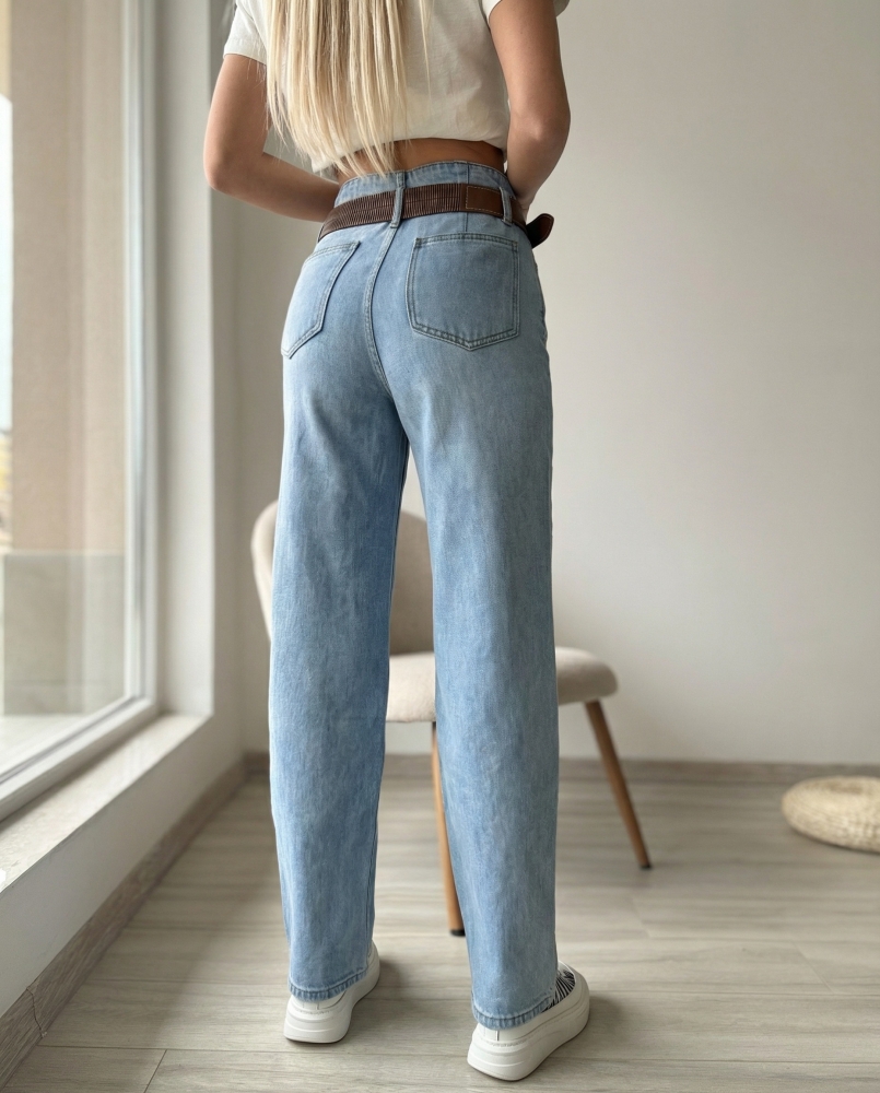 Светли дънки с кафяв колан мамфит