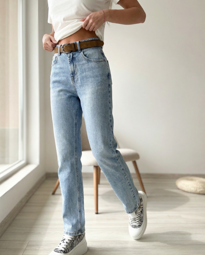 Светли дънки с кафяв колан мамфит