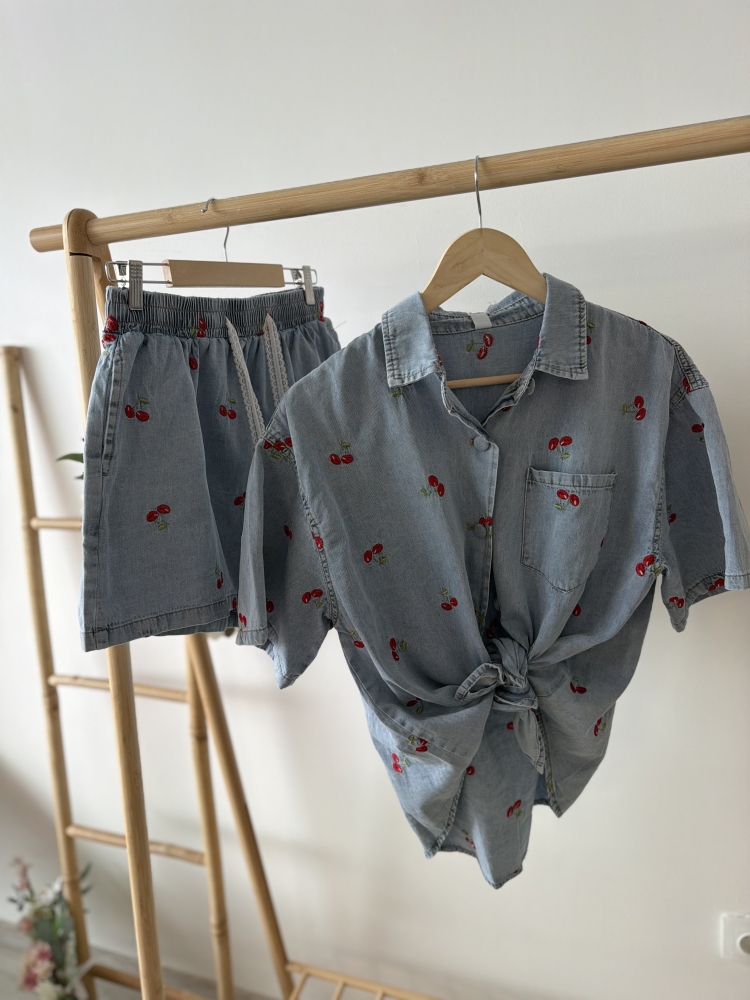 Син дънков комплект с черешки