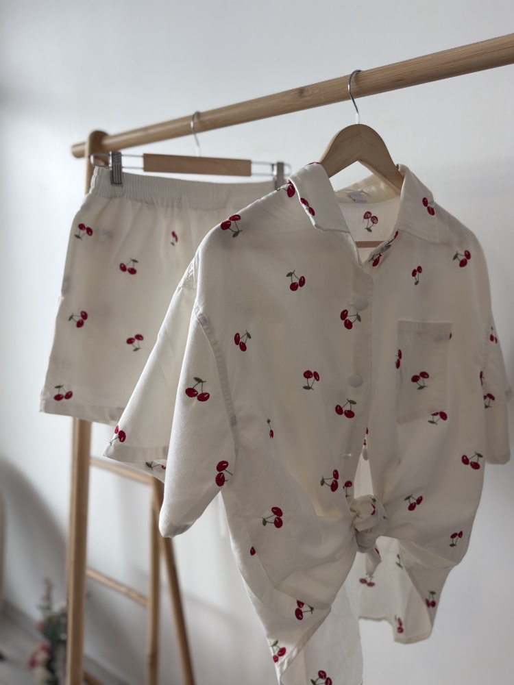 Бял дънков комплект с черешки