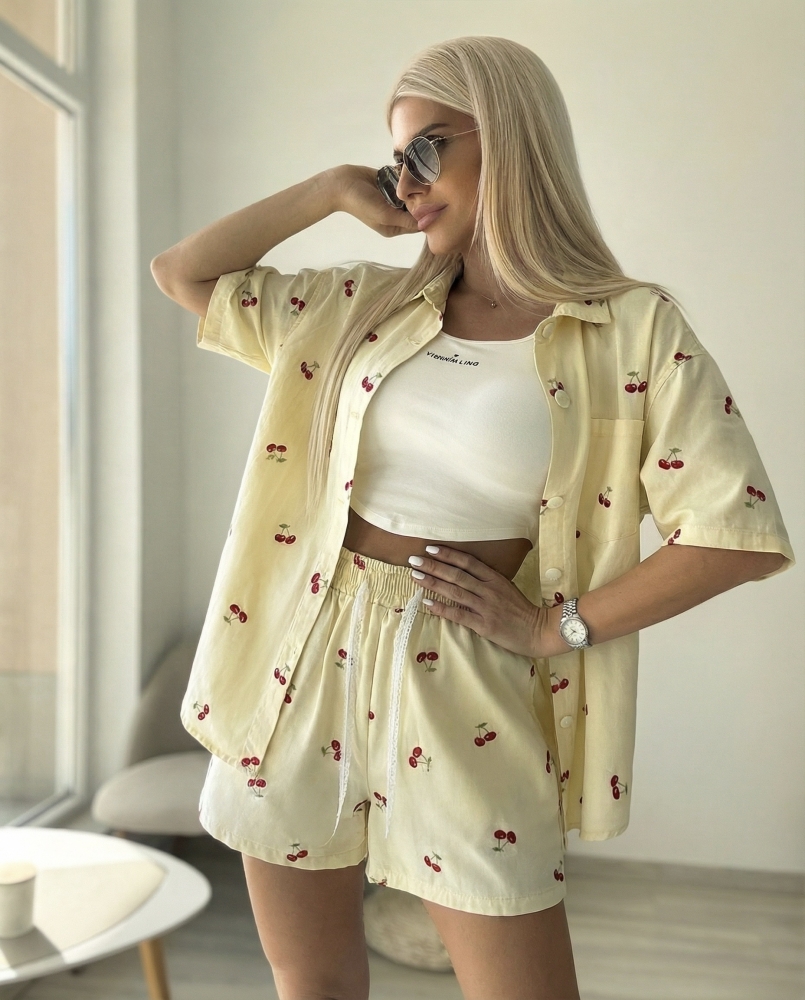 Жълт дънков комплект с черешки