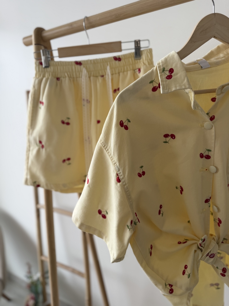 Жълт дънков комплект с черешки