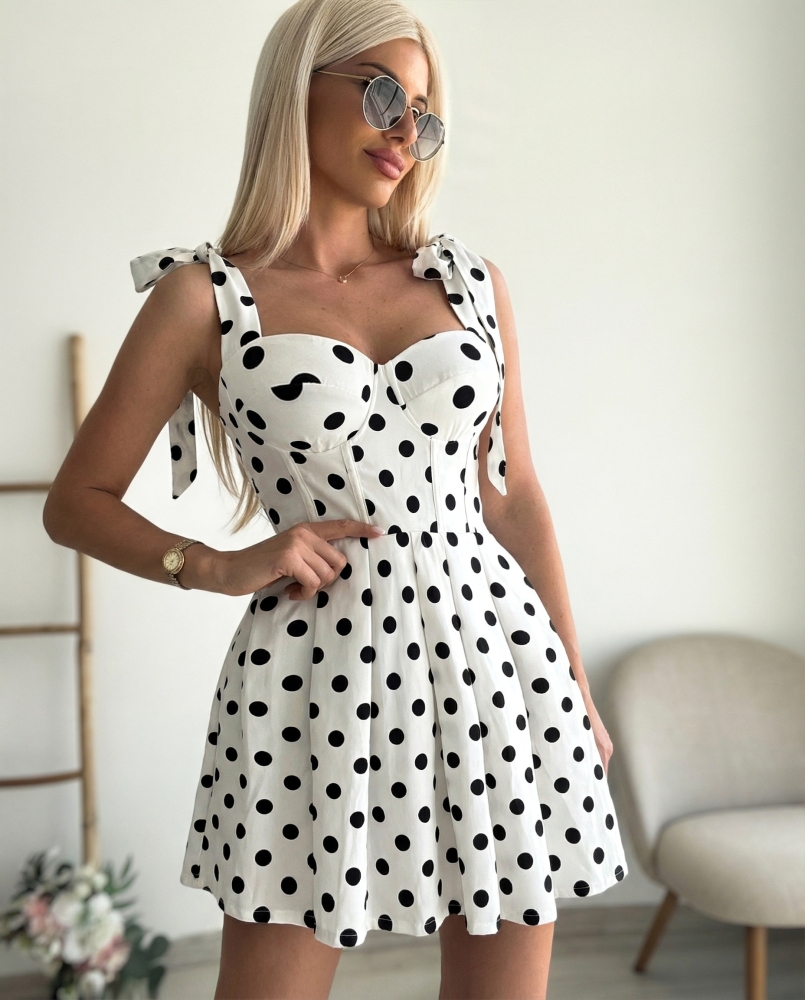 Бяла рокля на точки