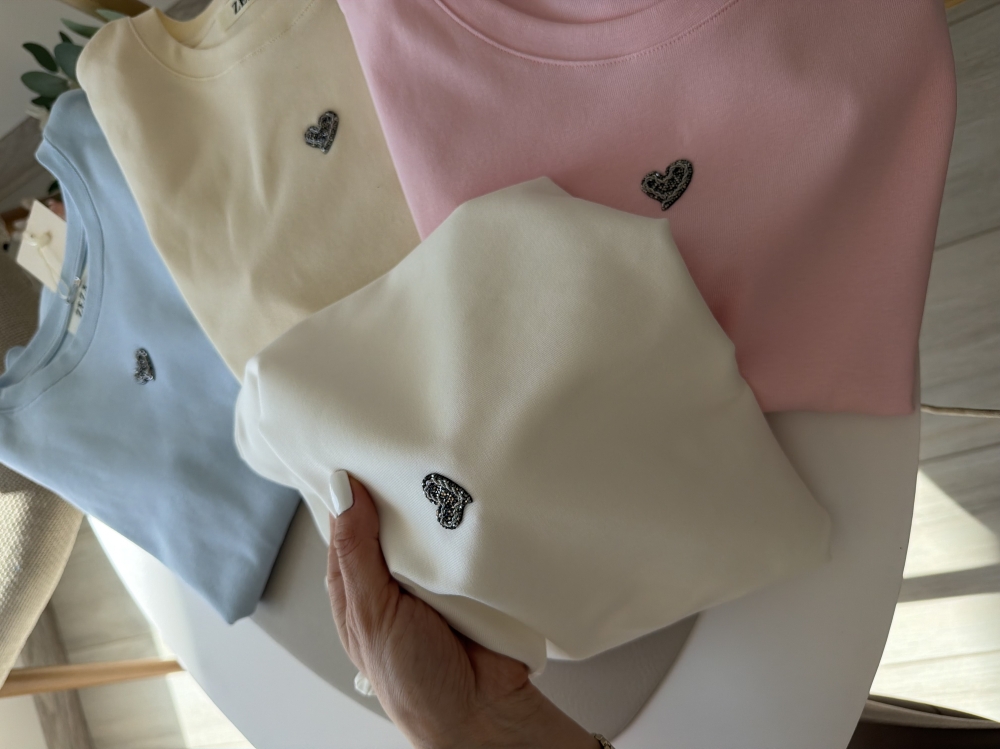 Жълта тениска с малко сърце