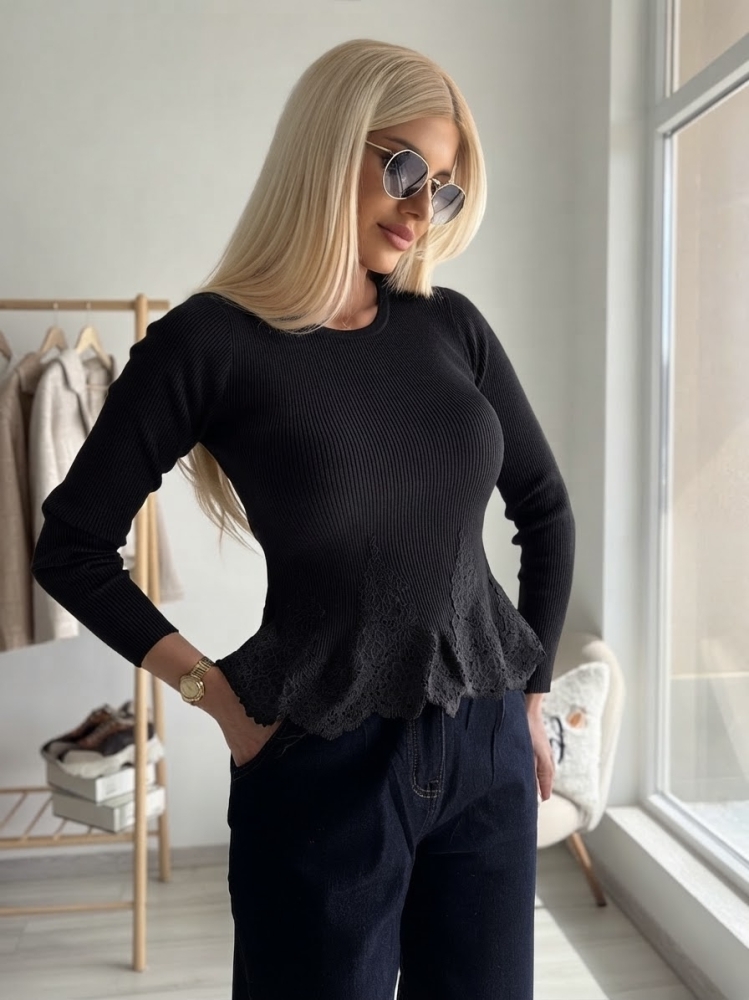 Черна вталена блуза с дантела