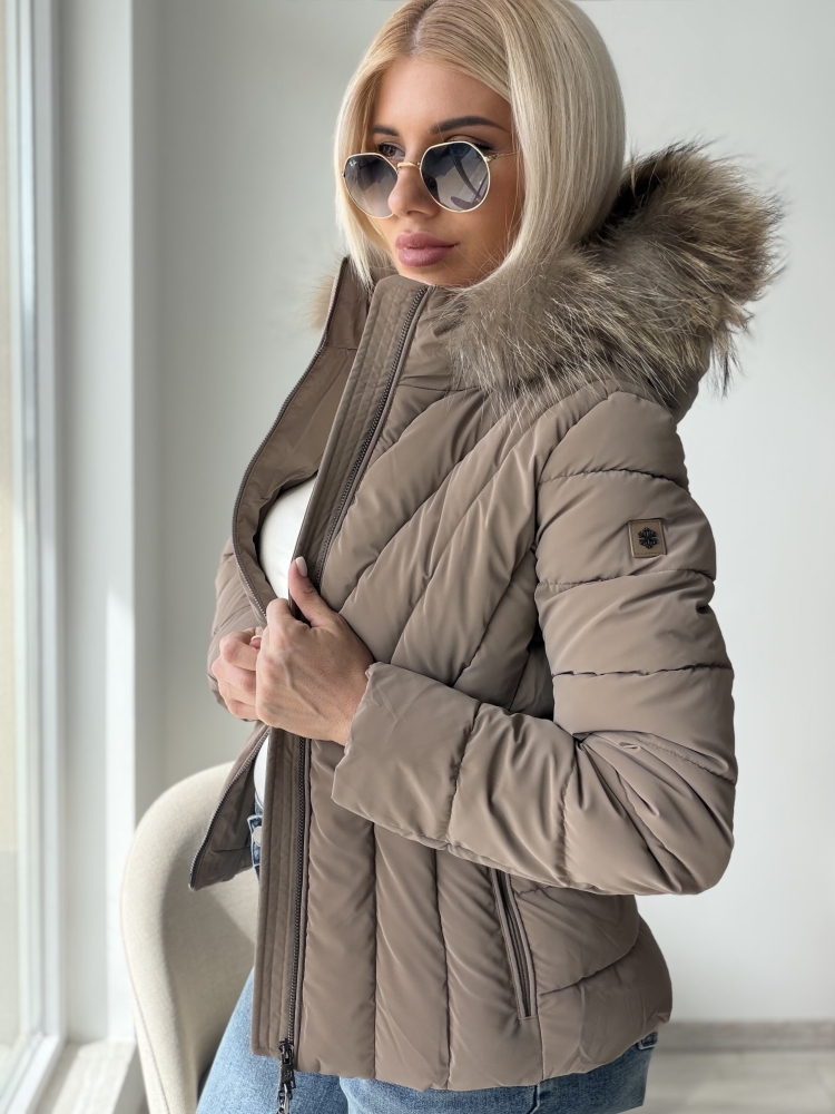 Вталено яке с естествен косъм