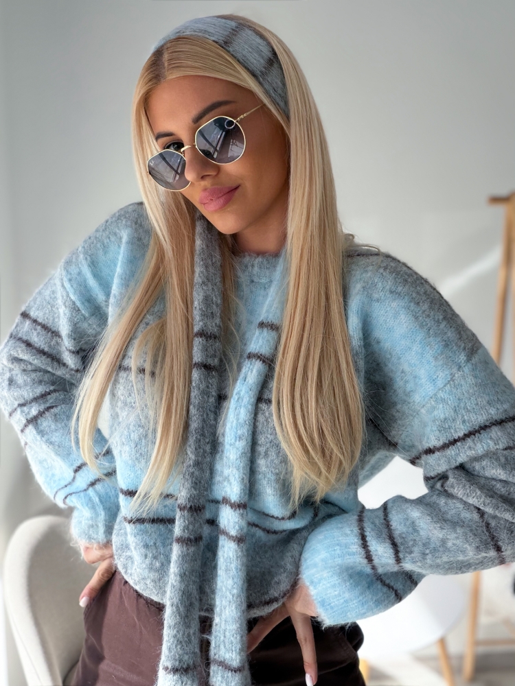 Син пуловер с шалче